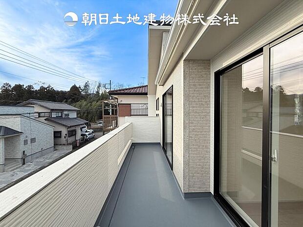 【バルコニー】陽当たり良好な南向きのバルコニーです♪