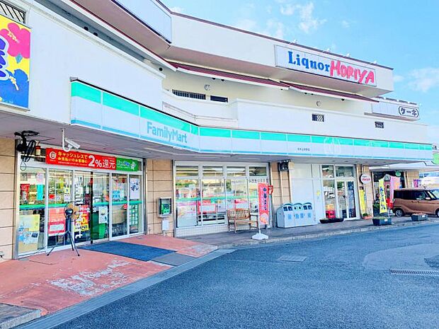 【ファミリーマート　厚木上荻野店】　通り沿いに面していて、とても目立つお店なので、待ち合わせや休憩場所に最適です。