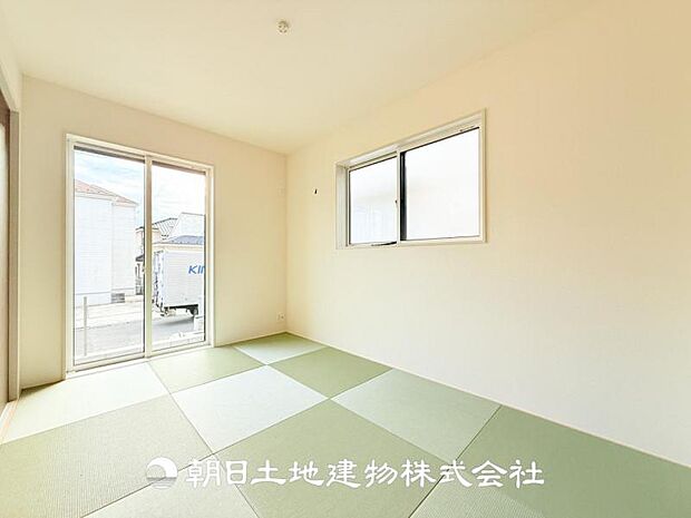 【和室 (約5.5帖)】ＬＤＫ横の和室には小さなお子様が遊んだりちょっとしたお昼寝タイムに大活躍です！！「あってよかった」とお住まいになってから思っていただけます♪