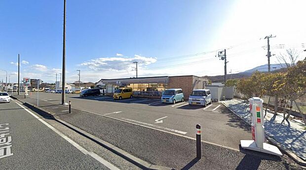 【セブンイレブン 厚木中荻野店】 駐車場が広く、店内も広いです。店員さんの対応も良いので気持ちよく利用できます。