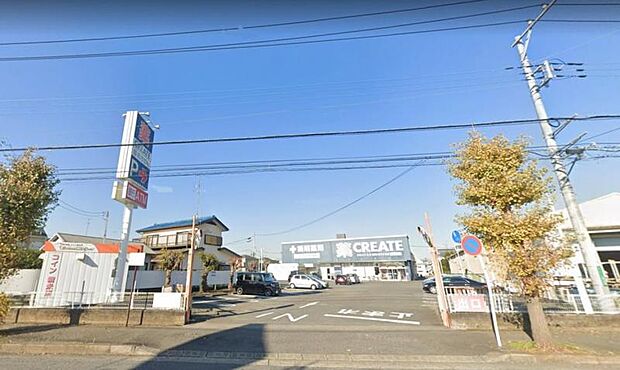 【クリエイト　座間ひばりが丘店】　お薬関係の他に雑貨や文房具、食品、生鮮食品も扱っています。駐車場はとても広くゆったり停められるので大きな車でも安心です。