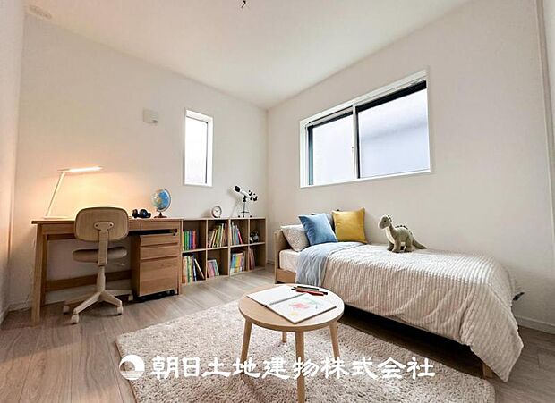 【洋室 (約5.3帖)】※画像は実際の室内写真をもとに、家具・調度品の配置例をCG合成したもので、実際とは多少異なります。また、家具等は販売価格に含まれません。