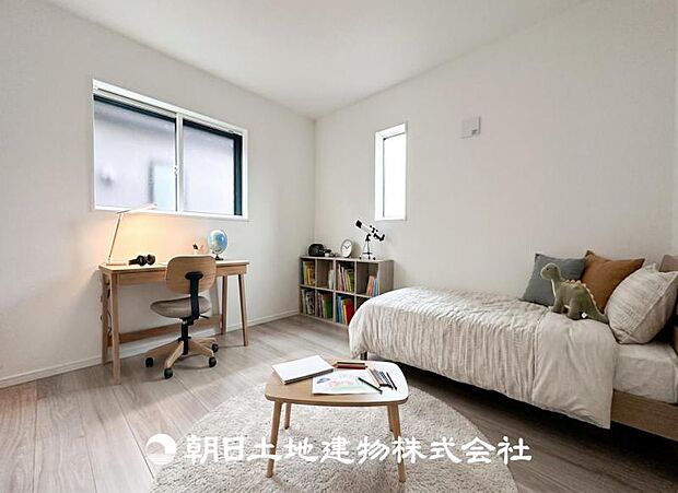 【洋室 (約5.3帖)】※画像は実際の室内写真をもとに、家具・調度品の配置例をCG合成したもので、実際とは多少異なります。また、家具等は販売価格に含まれません。