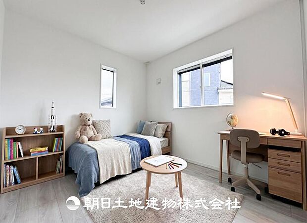 【洋室 (約5.3帖)】※画像は実際の室内写真をもとに、家具・調度品の配置例をCG合成したもので、実際とは多少異なります。また、家具等は販売価格に含まれません。