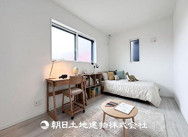 【洋室 (約5帖)】※画像は実際の室内写真をもとに、家具・調度品の配置例をCG合成したもので、実際とは多少異なります。また、家具等は販売価格に含まれません。