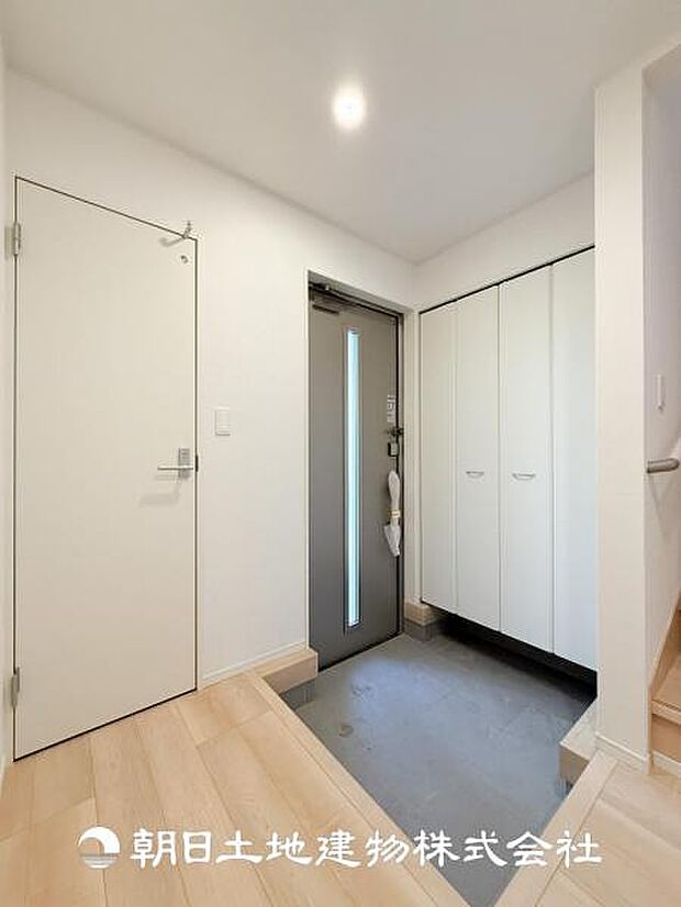 【玄関】広々した玄関がお出迎えしてくれます♪