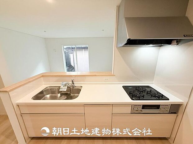 【システムキッチン】対面式のワイドタイプのキッチンになります♪皆さんと会話を楽しみながらお料理をできたりお子様と一緒にお料理を楽しめるスペースがあるのは嬉しいですよね♪