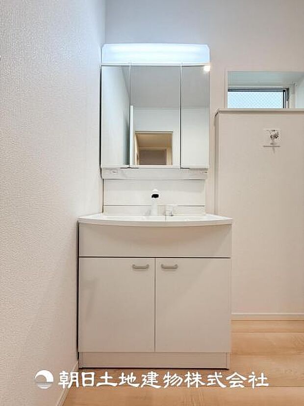 【洗面化粧台】三面鏡タイプの洗面化粧台になっておりまして裏側には収納ができるスペースがございます！