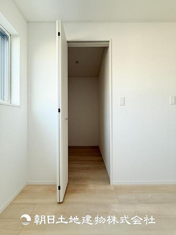 【ウォークインクローゼット (洋室 約5.25帖)】