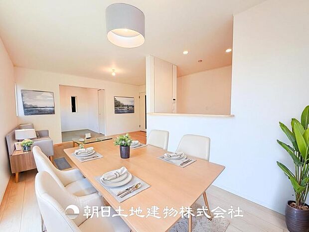 【LDK (約16.2帖)】※画像は実際の室内写真をもとに、家具・調度品の配置例をCG合成したもので、実際とは多少異なります。また、家具等は販売価格に含まれません。