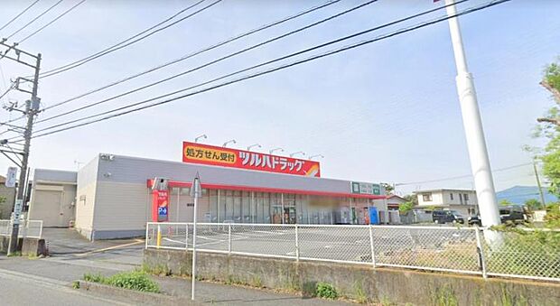 【ツルハドラッグ　磯部店】　手頃な価格で日用品や、整髪料などの化粧品も買えるので、地元の人に愛されるお店です。店内は明るいです。