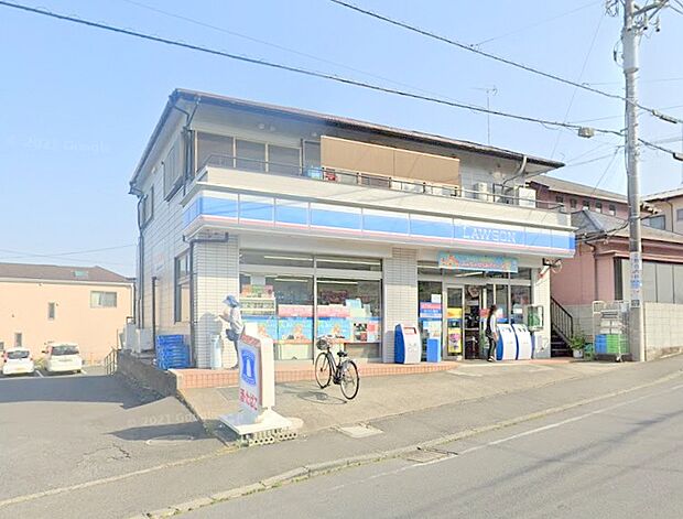 【ローソン　立野台店】　住宅街の中にあり、駐車場は奥にもスペースがあるため車でも立ち寄りやすいです。