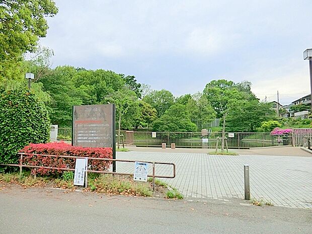 【立野台公園】　大きな池と長い滑り台があり、綺麗なトイレと飲料やアイスの自販機もあるのでお子様連れにオススメです。