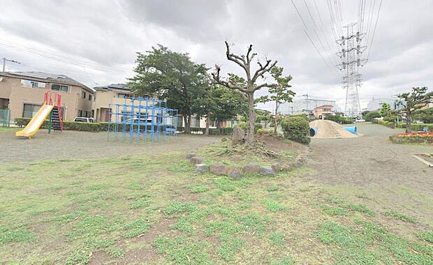 【宮田公園】　広々とした敷地が魅力的な公園です。入口にある階段の横にはスロープも整備され、ベビーカーや高齢者にも優しいつくりとなっています。