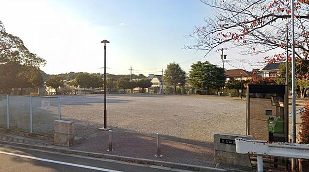 【東名公園】　住宅街にある広めの公園です。トイレ、水飲み・手洗い場があります。遊び場には砂場、ブランコすべり台があります。