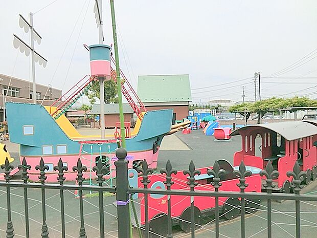 【厚南幼児園】 比較的新しく、園庭にさまざまな遊具があり、子供たちが楽しそうに遊んでいます。駅からも徒歩圏内にあります。