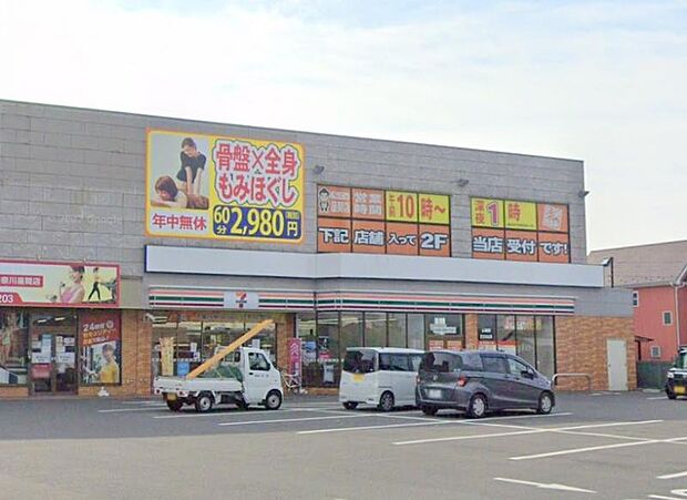 【セブンイレブン　座間店】　広めの駐車場です。トイレも広めで綺麗でです。店内も広くて新鮮な野菜が他のコンビニより多く陳列されています。