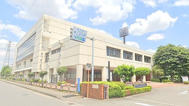 【中津工業団地第1号公園】 駐車場無料!近くにコンビニあり!幼稚園児から小学校低学年まで思いっきり遊べる遊具ありで、1〜2時間は潰せそうです。