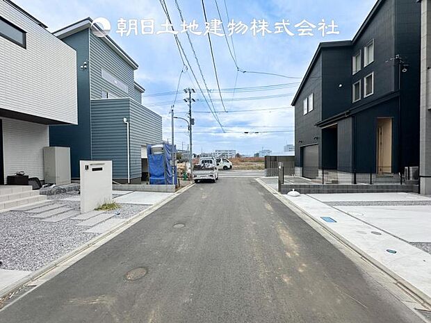 【前面道路+現地写真】交通量の少ない前面道路は、小さなお子様がいるご家庭も安心です♪