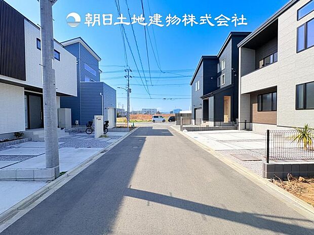 【前面道路+現地写真】交通量の少ない前面道路は、小さなお子様がいるご家庭も安心です♪