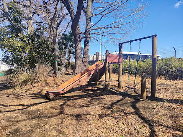 【新戸公園】　子どもが走り回れる広さの公園です。遊び場には複合遊具ブランコすべり台ターザンロープがあります。