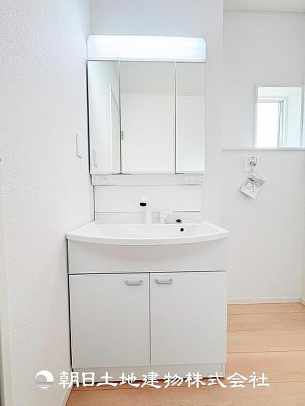 【洗面化粧台】三面鏡タイプの洗面化粧台になっておりまして裏側には収納ができるスペースがございます!