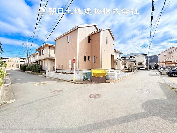 【前面道路+現地写真】交通量の少ない前面道路は、小さなお子様がいるご家庭も安心です♪