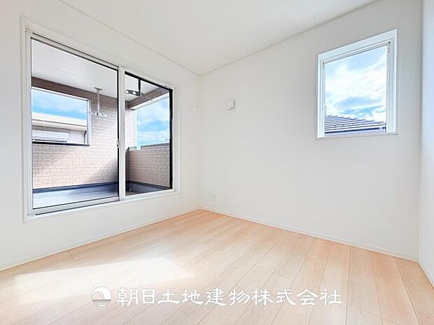 【洋室 (約4.5帖)】バルコニーに面した明るいお部屋です♪