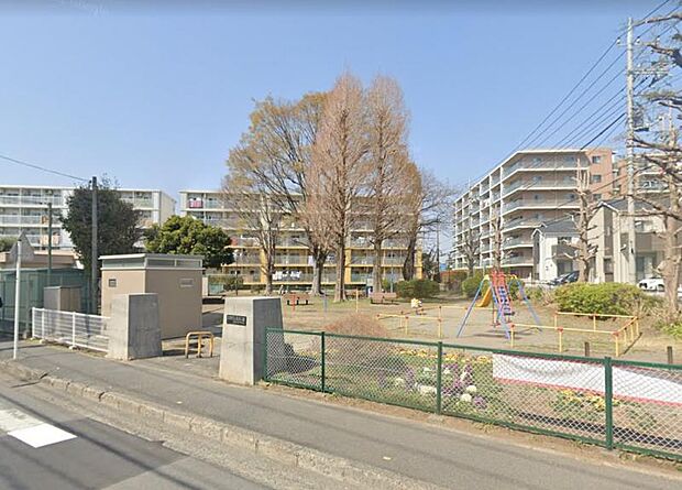 【東原第1公園】 ブランコ、滑り台、鉄棒があります。小さなお子様にぴったりです。