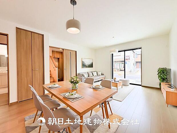 【LDK (約17帖)】※画像は実際の室内写真をもとに、家具・調度品の配置例をCG合成したもので、実際とは多少異なります。また、家具等は販売価格に含まれません。