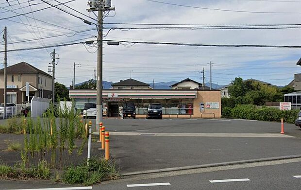 【セブンイレブン 座間2丁目店】 駐車場が広いです。おにぎりが豊富です。