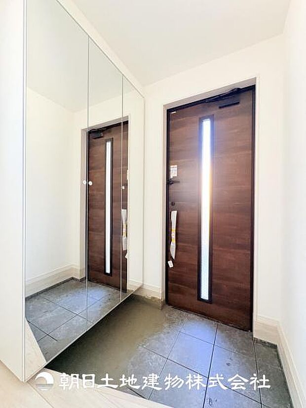 【玄関】明るい玄関がお出迎えしてくれます♪