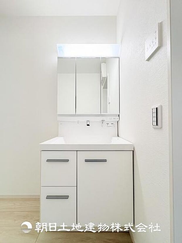 【洗面化粧台】三面鏡タイプの洗面化粧台になっておりまして裏側には収納ができるスペースがございます!