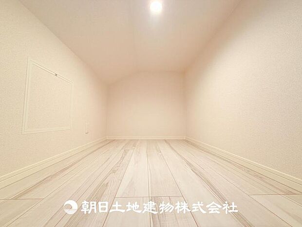 【小屋裏収納 (寝室 約6.5帖)】季節物の収納に便利なグルニエです♪