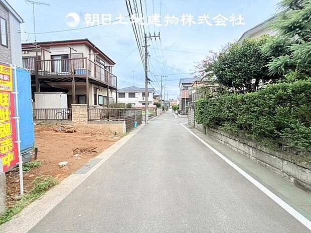 【前面道路+現地写真】交通量の少ない前面道路は、小さなお子様がいるご家庭も安心です♪