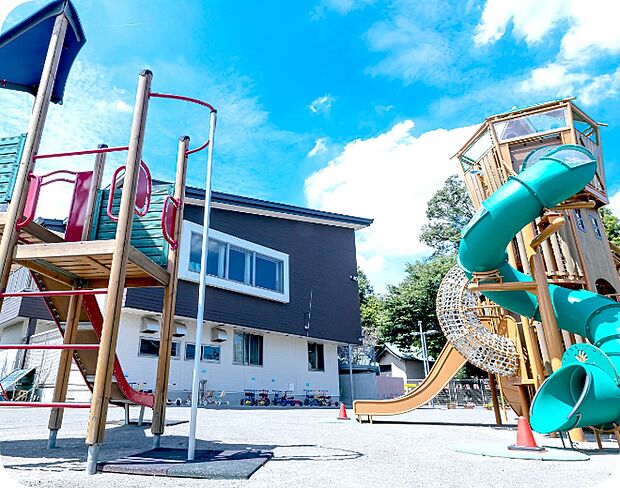 【海老名たちばな保育園】 田畑と浅間大神の緑豊かな自然に囲まれた環境にあり、その自然と調和のとれた木造建築の園舎が特徴です。
