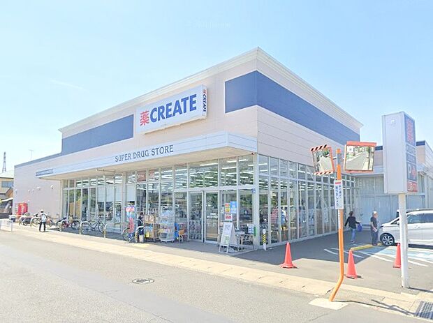 【クリエイト 新えびな中野店】 駐車場は広くてたくさんとめられます。 お薬などはもちろん掃除用具や日用品、お野菜に調味料の品揃えがいいです。