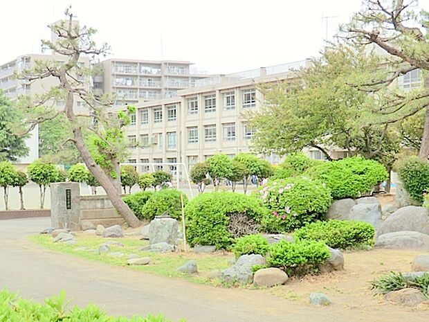 【寒川町立一之宮小学校】 寒川で2番目に開校した小学校です。 寒川の中では住宅地に位置しています。 校庭もとても広く、運動会等も余裕を持って見学できます。