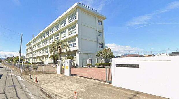 【平塚市立なでしこ小学校】 住宅街なので静かな環境です。雰囲気はとてもいい学校です。