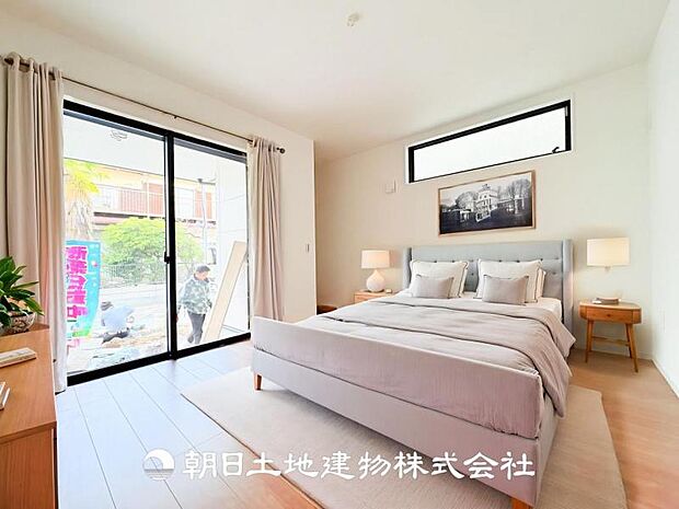 【寝室 (約8.5帖)】※画像は実際の室内写真をもとに、家具・調度品の配置例をCG合成したもので、実際とは多少異なります。また、家具等は販売価格に含まれません。