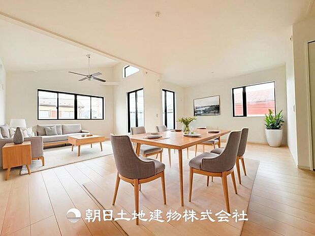 【LDK (約22.4帖)】※画像は実際の室内写真をもとに、家具・調度品の配置例をCG合成したもので、実際とは多少異なります。また、家具等は販売価格に含まれません。