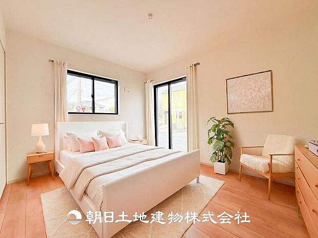 【寝室 (約6.8帖)】※画像は実際の室内写真をもとに、家具・調度品の配置例をCG合成したもので、実際とは多少異なります。また、家具等は販売価格に含まれません。
