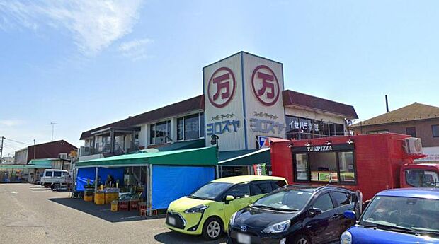 【ヨロズヤ 石田店】 地元の昔からのスーパーです。野菜や魚介類は新鮮で種類も多くクオリティ高いです。手作りのお弁当もおいしいです。
