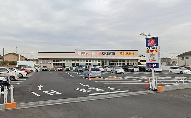 【クリエイト　愛川春日台店】　駐車場が広くとても便利です。薬だけではなく日用品などもあります。品揃えが良いです。