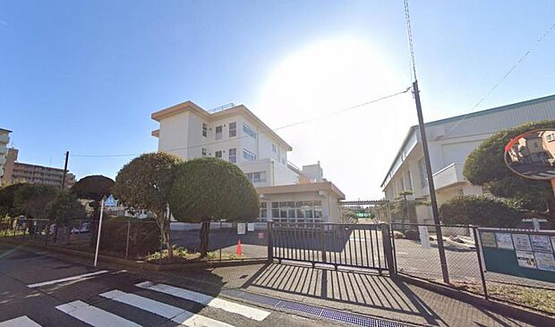 【平塚市立神明中学校】 住宅街の中にありますが、運動場もまずまず広めです。校舎はやや古いです。クラブ活動は盛んです。
