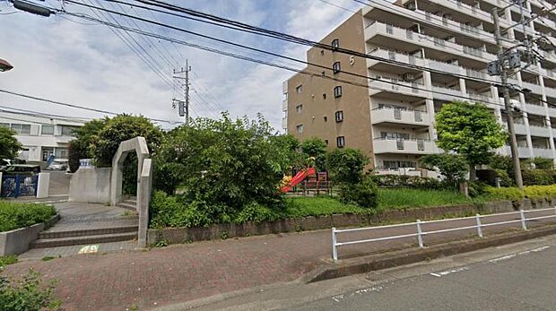 【香川東公園】 ブランコとすべり台をメインにした木製の複合遊具があります