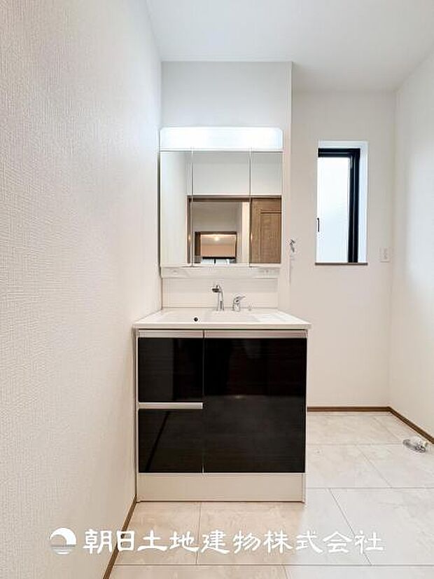 【洗面化粧台】三面鏡タイプの洗面化粧台になっておりまして裏側には収納ができるスペースがございます!