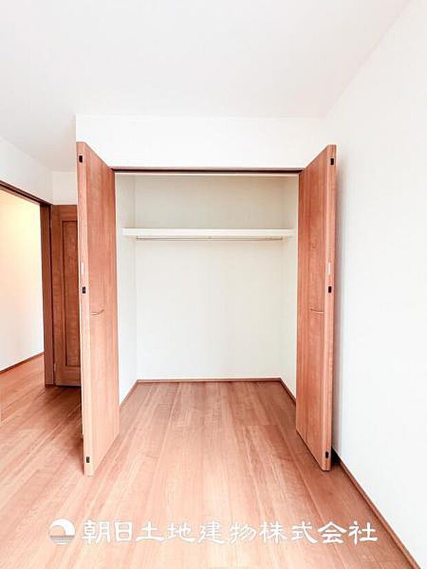 【クローゼット (寝室 約8帖)】収納力たっぷりなワイドタイプを設置♪