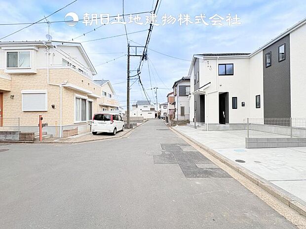 【前面道路+現地写真】交通量の少ない前面道路は、小さなお子様がいるご家庭も安心です♪