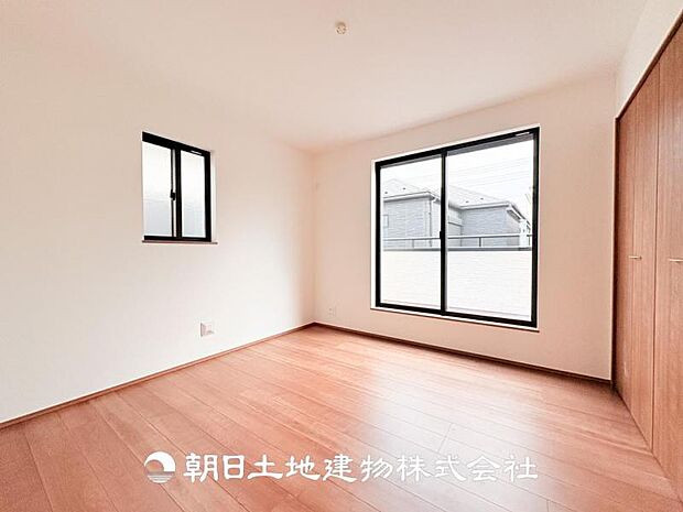 【洋室 (約6.12帖)】バルコニーに面した明るいお部屋です♪